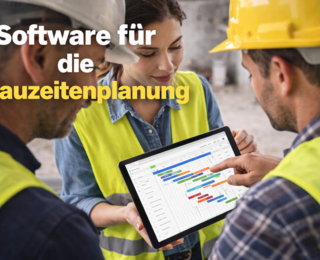 Bau- und Projektleiter auf der Baustelle die in einem IPad Software für die Bauzeitenplanung anschauen.